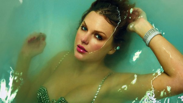 Taylor Swift The Life Of A Showgirl Wallpaper