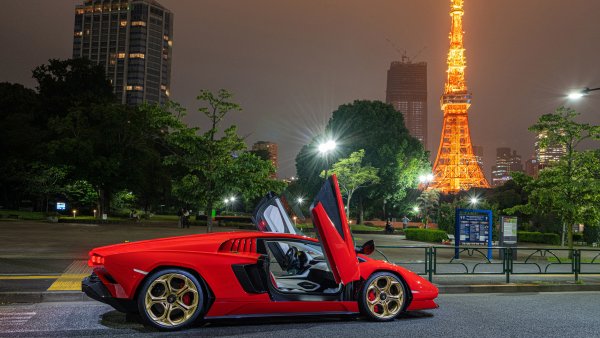 Lamborghini Countach LPI 800-4 Tokyo Tower Wallpaper