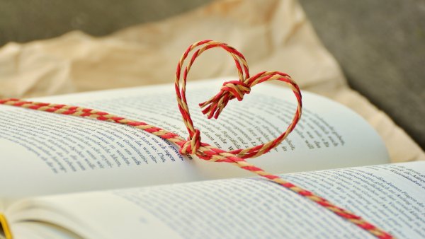 Open book Heart symbol Wallpaper