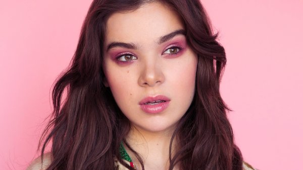 Hailee Steinfeld Pastel pink Wallpaper