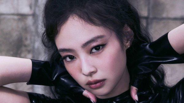 Jennie - JUMP Portrait Wallpaper