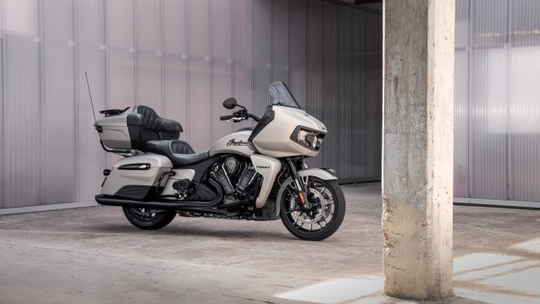 Indian Motorcycle Pursuit 2022 Wallpaper