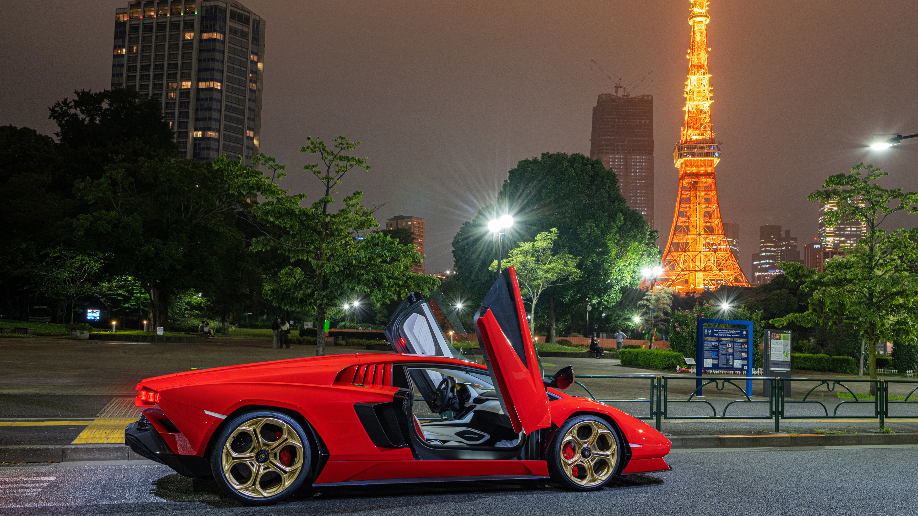 Lamborghini Countach LPI 800-4 Tokyo Tower Wallpaper