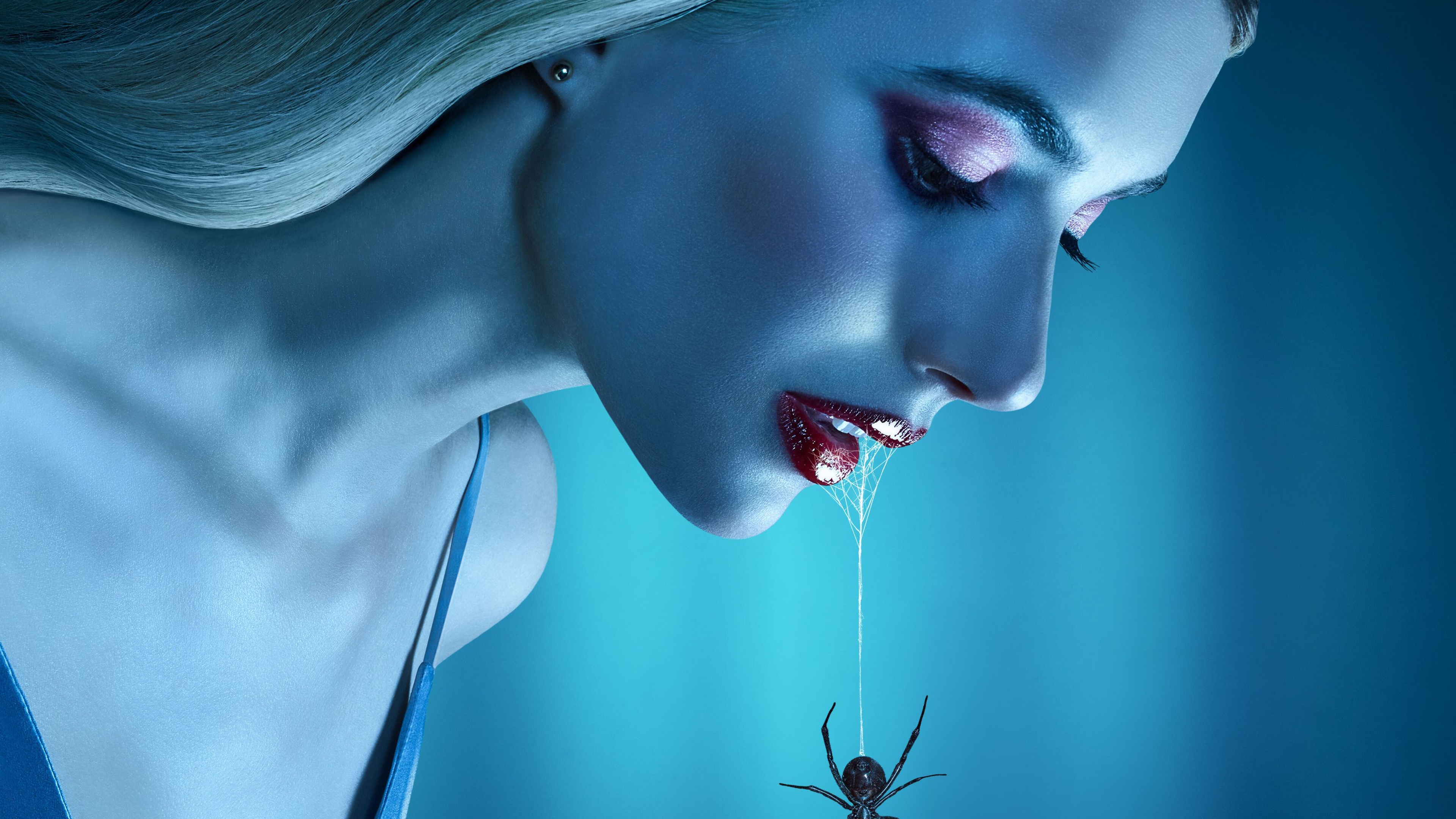 Emma Roberts and Kim Kardashian in American Horror Story: Delicate Wallpaper