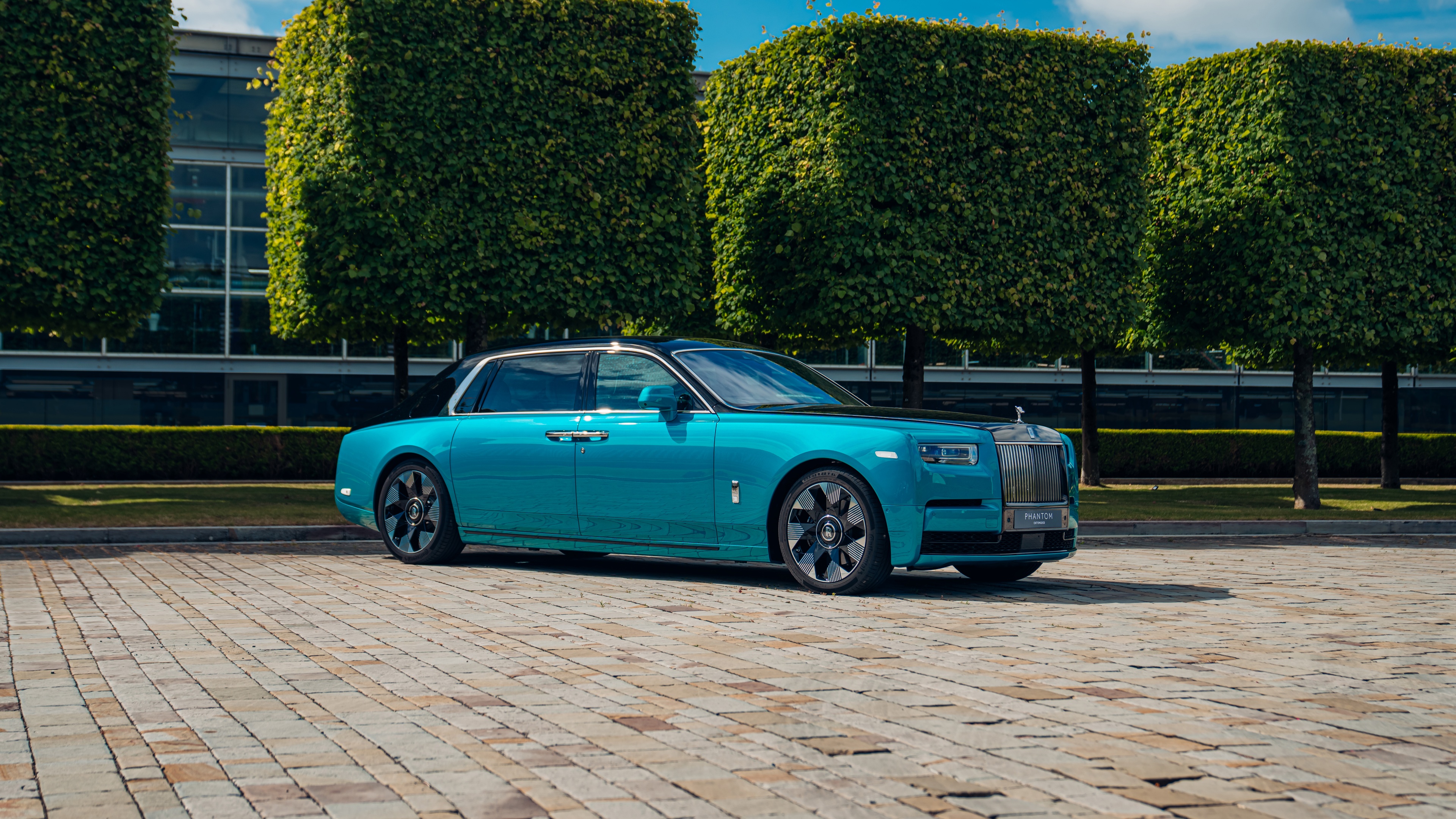 Rolls-Royce Phantom Extended 8K Wallpaper